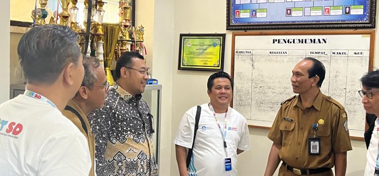 Bapak Winner Jihad Akbar S.Si., M.Ak., selaku Direktur SMA Direktorat Jenderal Paud Dikdasmen, memimpin rapat penting di SMA Negeri 6 Denpasar.